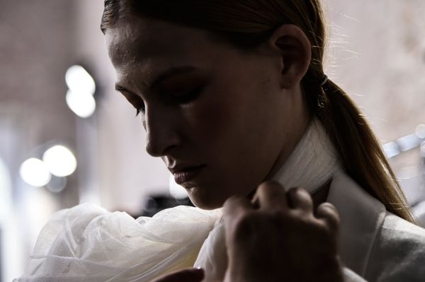 Модель готовится за кулисами перед началом показа модного дома Alberto Zambelli в рамках показов женской моды весна/лето 2019 года (19 сентября 2018). Милан - Sputnik Армения