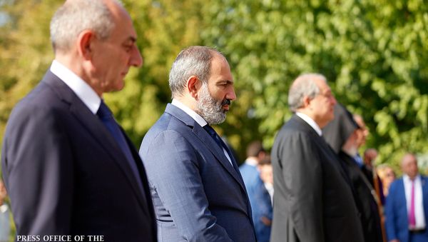 Премьер-министр Никол Пашинян, президент Армении Армен Саркисян, Карабаха Бако Саакян, спикер Парламента Ара Баблоян и католикос Гарегин второй посетили пантеон Ераблур (21 сентября 2018). Еревaн - Sputnik Армения