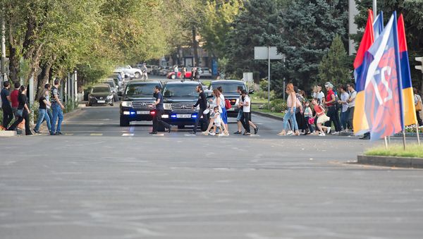 Правительственные автомобили пропускают пешеходов на красный свет - Sputnik Армения