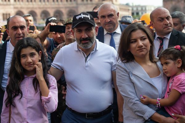 Премьер-министр Никол Пашинян с дочерьми на улицах города в День независимости Армении (21 сентября 2018). Еревaн - Sputnik Արմենիա