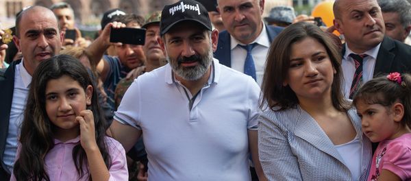 Премьер-министр Никол Пашинян с дочерьми на улицах города в День независимости Армении (21 сентября 2018). Еревaн Премьер-министр Никол Пашинян с дочерьми на улицах города в День независимости Армении (21 сентября 2018). Еревaн - Sputnik Армения