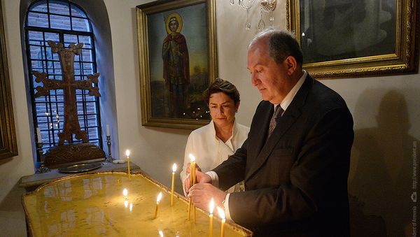 Президент Армении Армен Саркисян с супругой Нунэ Саркисян в армянской церкви Святого Георгия (27 мая 2018). Тбилиси Президент Армении Армен Саркисян с супругой Нунэ Саркисян в армянской церкви Святого Георгия (27 мая 2018). Тбилиси - Sputnik Армения
