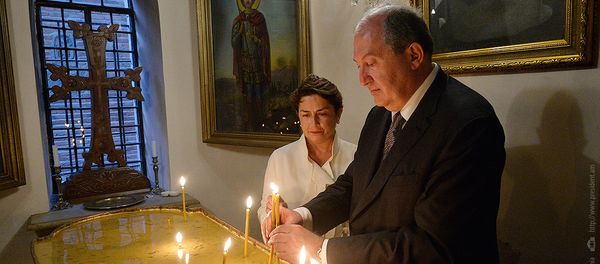 Президент Армении Армен Саркисян с супругой Нунэ Саркисян в армянской церкви Святого Георгия (27 мая 2018). Тбилиси Президент Армении Армен Саркисян с супругой Нунэ Саркисян в армянской церкви Святого Георгия (27 мая 2018). Тбилиси - Sputnik Армения