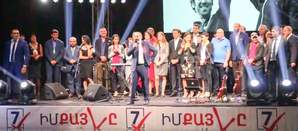 Пашинян на митинге в Ереване прочитал стихотворение Амо Саяна Айастан аселис - Sputnik Армения