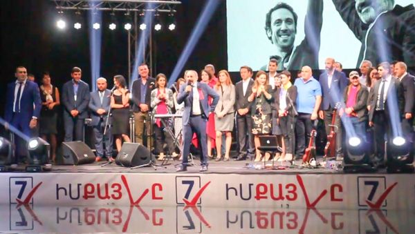 Пашинян на митинге в Ереване прочитал стихотворение Амо Саяна Айастан аселис - Sputnik Армения