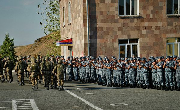  Смена сил полиции для выхода на боевые позиции - Sputnik Արմենիա