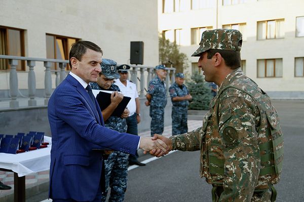 Валерий Осипян на торжественной церемонии смены сил полиции для выхода на боевые позиции - Sputnik Արմենիա