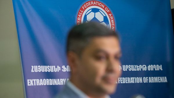 Артур Ванецян на внеочередном собрании Федерации футбола Армении (ФФА) Артур Ванецян на внеочередном собрании Федерации футбола Армении (ФФА) - Sputnik Армения