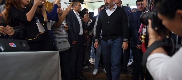 Премьер-министр Никол Пашинян на выборах совета старейшин Еревана (23 сентября 2018). Еревaн Премьер-министр Никол Пашинян на выборах совета старейшин Еревана (23 сентября 2018). Еревaн - Sputnik Армения