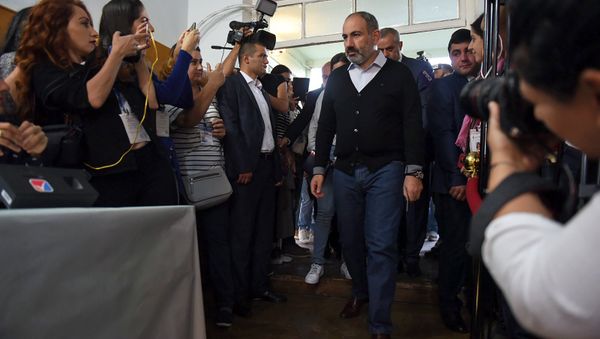 Премьер-министр Никол Пашинян на выборах совета старейшин Еревана (23 сентября 2018). Еревaн Премьер-министр Никол Пашинян на выборах совета старейшин Еревана (23 сентября 2018). Еревaн - Sputnik Армения