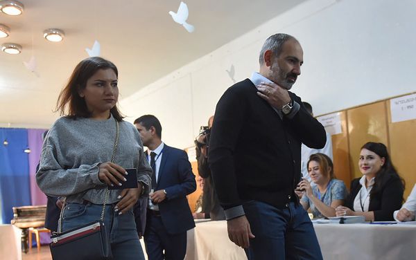 Премьер-министр Никол Пашинян с дочерью на выборах совета старейшин Еревана (23 сентября 2018). Еревaн Премьер-министр Никол Пашинян с дочерью на выборах совета старейшин Еревана (23 сентября 2018). Еревaн - Sputnik Армения