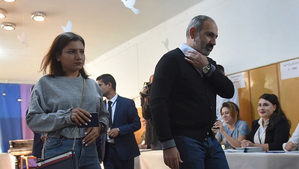 Премьер-министр Никол Пашинян с дочерью на выборах совета старейшин Еревана (23 сентября 2018). Еревaн - Sputnik Արմենիա