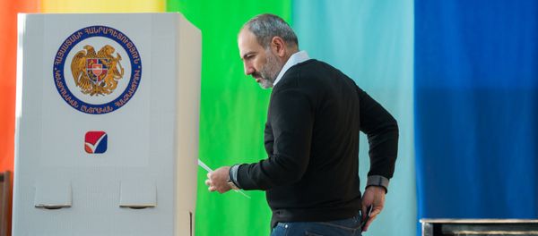 Премьер-министр Никол Пашинян на выборах совета старейшин Еревана (23 сентября 2018). Еревaн Премьер-министр Никол Пашинян на выборах совета старейшин Еревана (23 сентября 2018). Еревaн - Sputnik Армения