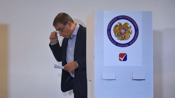 Спикер Парламента Ара Баблоян на выборах совета старейшин Еревана (23 сентября 2018). Еревaн - Sputnik Армения