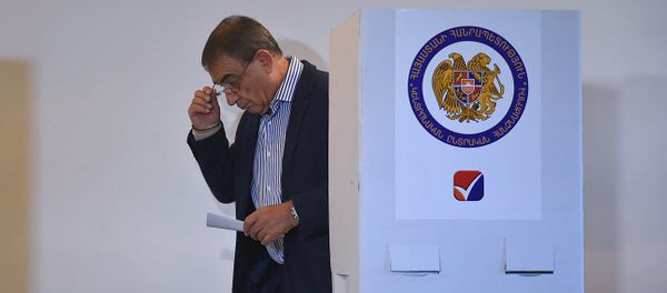 Спикер Парламента Ара Баблоян на выборах совета старейшин Еревана (23 сентября 2018). Еревaн - Sputnik Армения