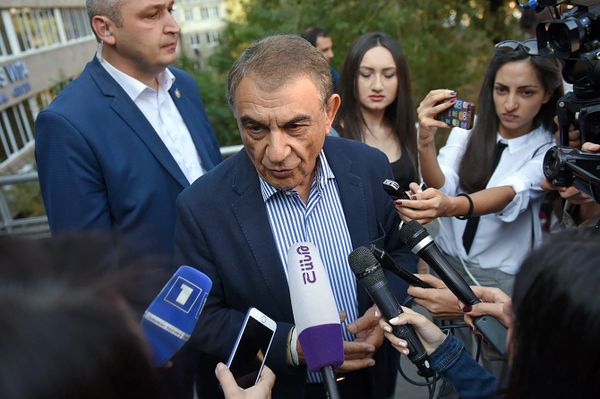 Спикер Парламента Ара Баблоян на выборах совета старейшин Еревана (23 сентября 2018). Еревaн - Sputnik Армения