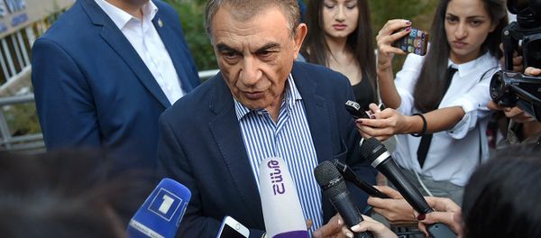 Спикер Парламента Ара Баблоян на выборах совета старейшин Еревана (23 сентября 2018). Еревaн Спикер Парламента Ара Баблоян на выборах совета старейшин Еревана (23 сентября 2018). Еревaн - Sputnik Армения