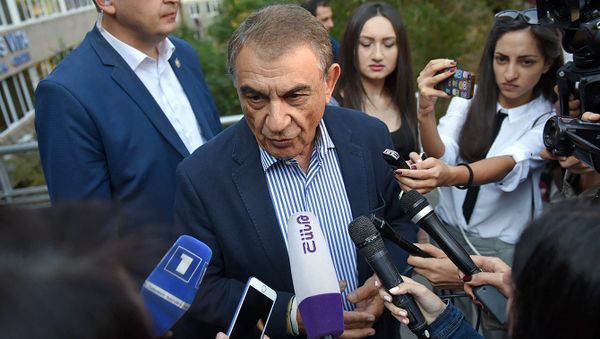 Спикер Парламента Ара Баблоян на выборах совета старейшин Еревана (23 сентября 2018). Еревaн - Sputnik Армения