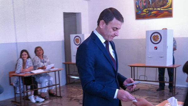 Начальник полиции Валерий Осипян на выборах совета старейшин Еревана (23 сентября 2018). Еревaн Начальник полиции Валерий Осипян на выборах совета старейшин Еревана (23 сентября 2018). Еревaн - Sputnik Армения