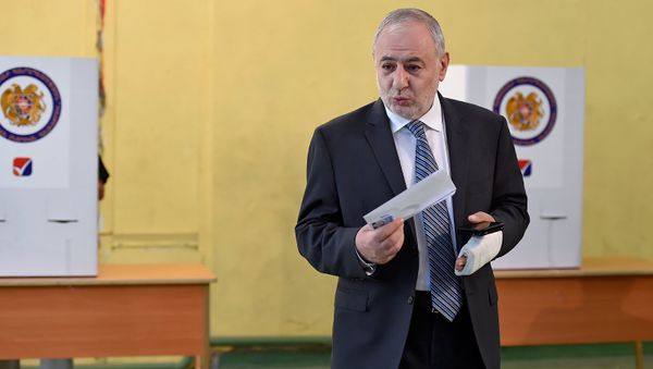 Арарат Зурабян на выборах совета старейшин Еревана (23 сентября 2018). Еревaн Арарат Зурабян на выборах совета старейшин Еревана (23 сентября 2018). Еревaн - Sputnik Армения