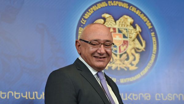 Председатель ЦИК Армении Тигран Мукучян в день выборов совета старейшин Еревана (23 сентября 2018). Еревaн Председатель ЦИК Армении Тигран Мукучян в день выборов совета старейшин Еревана (23 сентября 2018). Еревaн - Sputnik Армения