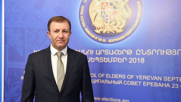Секретарь ЦИК Армении Армен Смбатян в день выборов совета старейшин Еревана (23 сентября 2018). Еревaн - Sputnik Արմենիա