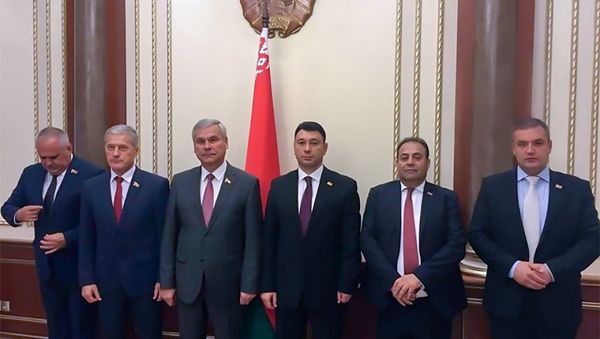 Встреча делегации Армении во главе с вице-спикером Э.Шармазановым с председателем Палаты представителей НС Беларуси Владимиром Андрейченко (24 сентября 2018). Минск - Sputnik Армения