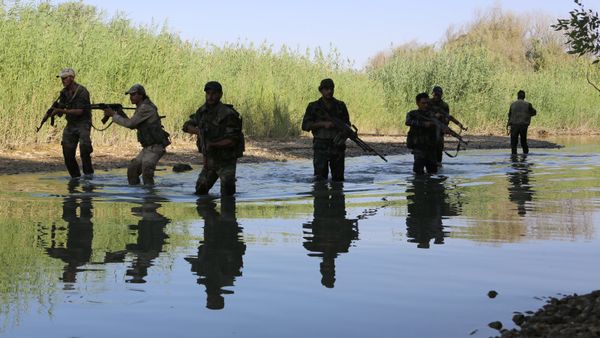 Сирийские проправительственные силы в районе Хавия-Кате на реке Евфрат за пределами восточного города Дейр-Эззор (23 сентября 2017). Сирия - Sputnik Армения