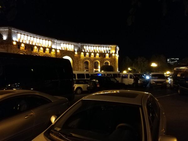 Акция протеста водителей перед зданием правительства в Ереване, 24 сентября - Sputnik Армения