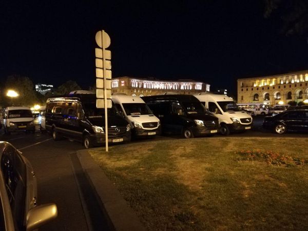 Акция протеста водителей перед зданием правительства в Ереване, 24 сентября - Sputnik Армения