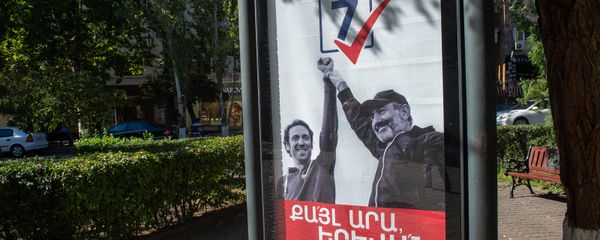 Агитационный баннер блока Мой шаг на улицах Еревана Агитационный баннер блока Мой шаг на улицах Еревана - Sputnik Армения