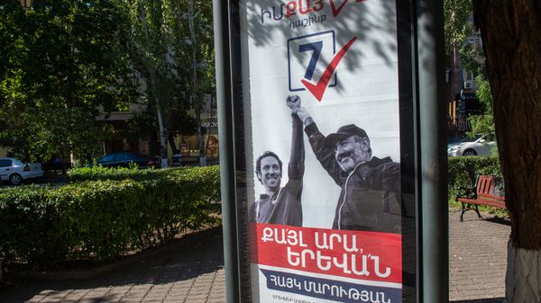 Агитационный баннер блока Мой шаг на улицах Еревана - Sputnik Армения