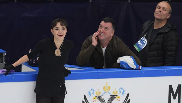 Евгения Медведева, тренер Брайан Орсер и хореограф Дэвид Уилсон (слева направо) во время контрольных прокатов сборной России по фигурному катанию в Москве. - Sputnik Армения