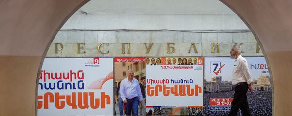 Агитационные рекламные баннеры в ереванском метро Агитационные рекламные баннеры в ереванском метро - Sputnik Армения