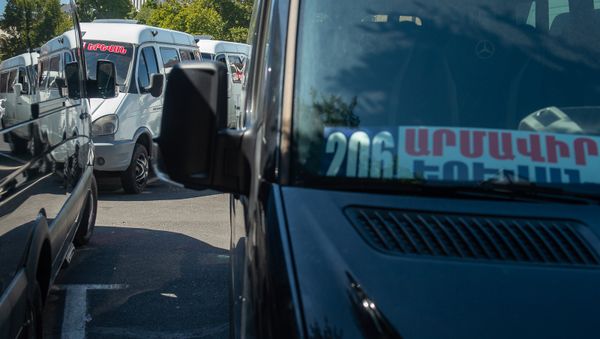 Акция протеста водителей маршрута Ереван - Армавир у Дома правительства (25 сентября 2018). Еревaн - Sputnik Армения