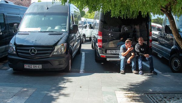 Акция протеста водителей маршрута Ереван - Армавир у Дома правительства (25 сентября 2018). Еревaн Акция протеста водителей маршрута Ереван - Армавир у Дома правительства (25 сентября 2018). Еревaн - Sputnik Армения