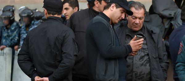 Командующий войсками Полиции РА, заместителя начальника Полиции Левон Ераносян при охране здания Дома правительства (19 апреля 2018). Еревaн - Sputnik Армения