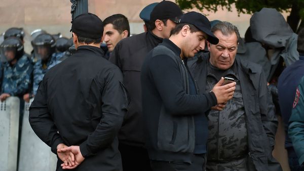 Командующий войсками Полиции РА, заместителя начальника Полиции Левон Ераносян при охране здания Дома правительства (19 апреля 2018). Еревaн - Sputnik Армения
