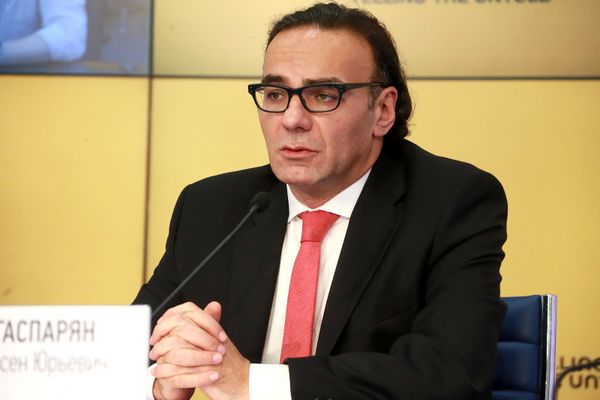 Главный советник премьер-министра Армении Арсен Гаспарян во время телемоста Москва-Ереван-Минск-Астана (25 сентября 2018). Москвa - Sputnik Армения