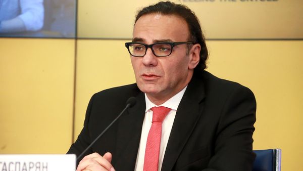 Главный советник премьер-министра Армении Арсен Гаспарян во время телемоста Москва-Ереван-Минск-Астана (25 сентября 2018). Москвa - Sputnik Армения