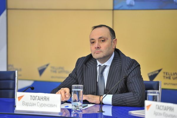 Чрезвычайный и полномочный посол Армении в России Вардан Тоганян во время телемоста Москва-Ереван-Минск-Астана (25 сентября 2018). Москвa - Sputnik Армения