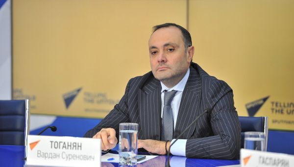 Чрезвычайный и полномочный посол Армении в России Вардан Тоганян во время телемоста Москва-Ереван-Минск-Астана (25 сентября 2018). Москвa - Sputnik Армения