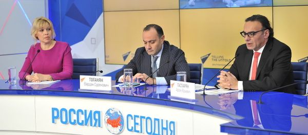 Главный советник премьер-министра Армении Арсен Гаспарян и чрезвычайный и полномочный посол Армении в России Вардан Тоганян во время телемоста Москва-Ереван-Минск-Астана (25 сентября 2018). Москвa Главный советник премьер-министра Армении Арсен Гаспарян и чрезвычайный и полномочный посол Армении в России Вардан Тоганян во время телемоста Москва-Ереван-Минск-Астана (25 сентября 2018). Москвa - Sputnik Армения