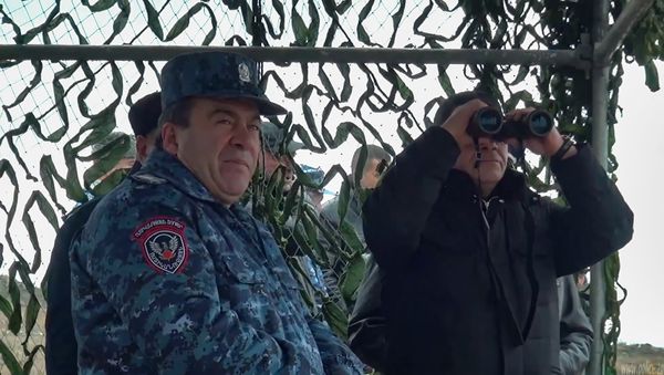 Начальник полиции Владимир Гаспарян и командующий войсками полиции, замначальника полиции Левон Ераносян на учениях полиции (24 ноября 2014). Мецамор - Sputnik Армения