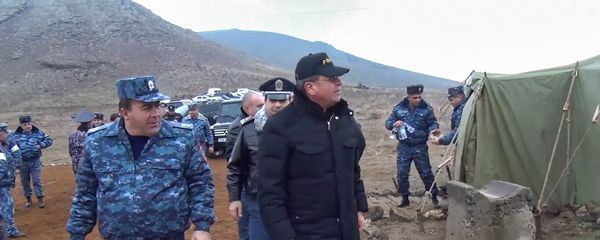Начальник полиции Владимир Гаспарян и командующий войсками полиции, замначальника полиции Левон Ераносян на учениях полиции (24 ноября 2014). Мецамор Начальник полиции Владимир Гаспарян и командующий войсками полиции, замначальника полиции Левон Ераносян на учениях полиции (24 ноября 2014). Мецамор - Sputnik Արմենիա