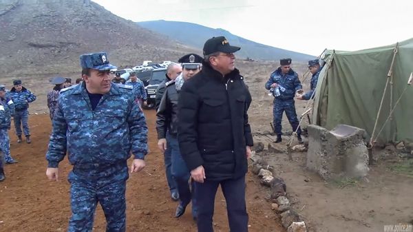 Начальник полиции Владимир Гаспарян и командующий войсками полиции, замначальника полиции Левон Ераносян на учениях полиции (24 ноября 2014). Мецамор - Sputnik Армения