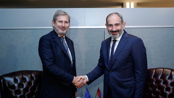 Встреча премьер-министра Армении Никола Пашиняна и Еврокомиссара по вопросам Европейского соседства и переговоров о расширении Йоханнеса Хана (25 сентября 2018). Нью-Йорк - Sputnik Армения