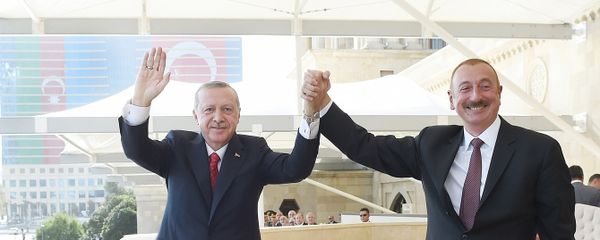 Президенты Азербайджана и Турции Ильхам Алиев и Реджеп Тайип Эрдоган на параде, посвященном 100-летию освобождения города Баку (15 сентября 2018). Бакy - Sputnik Армения