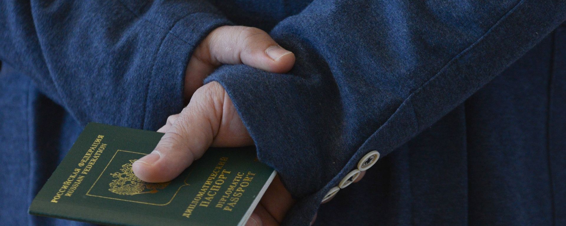 Избиратель в единый день голосования на избирательном участке в посольстве России в Варшаве. Избиратель в единый день голосования на избирательном участке в посольстве России в Варшаве. - Sputnik Արմենիա, 1920, 29.12.2021