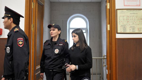 Задержанная по обвинению в убийстве отца 18-летняя Ангелина Хачатурян во время рассмотрения в Басманном суде ходатайства следствия об изменении меры пресечения (27 сентября 2018). Москва - Sputnik Армения